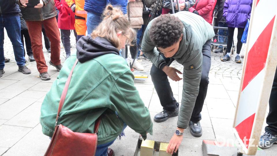 Schülerinnen und Schüler der Klasse 11a des Kepler-Gymnasiums verlegen in der Max-Reger-Straße 18 Stolpersteine für Johanna Boscowitz und Gustav Rebitzer. Bild: Kunz