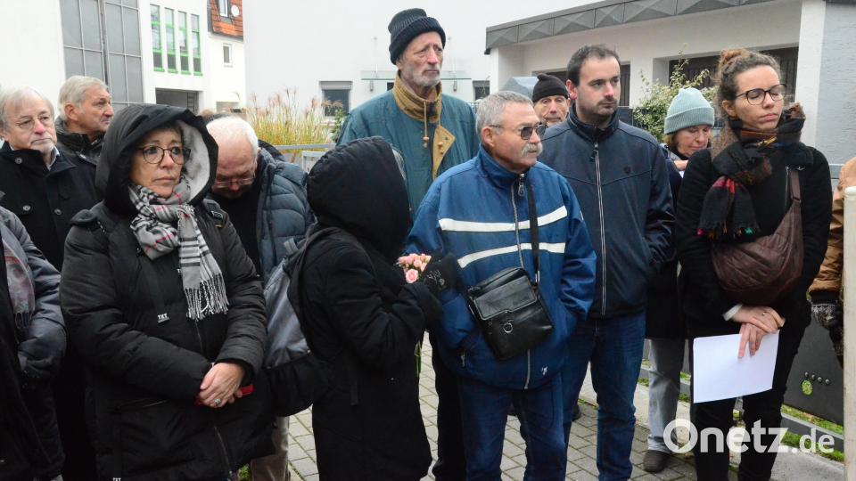 Vor der Johannisstraße 17 wurde ein Stolperstein für Ernestine Kohner verlegt. Zehn Nachkommen der Familie waren zur Stolpersteinverlegung nach Weiden gekommen. Bild: Kunz