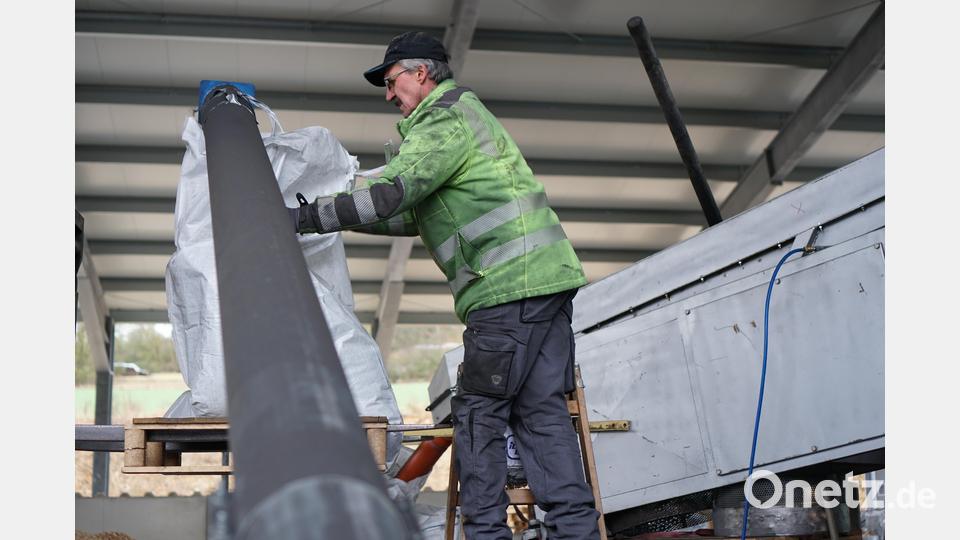 Die Anlage wird regelmäßig mit Hackschnitzeln gefüllt. Bild: Christopher Dotzler