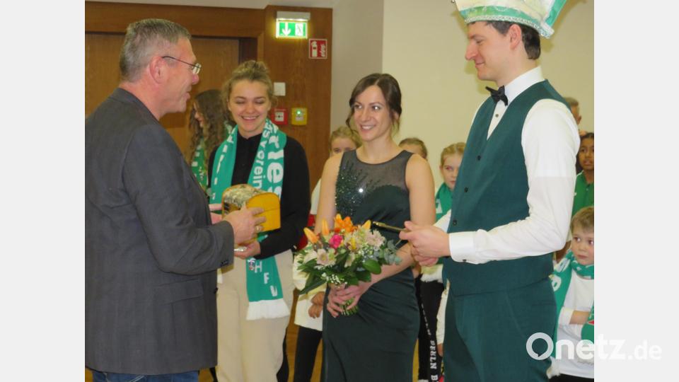 Bürgermeister Reinhard Sollfrank übergibt an Prinz Thomas III. und Prinzessin Sarah I. die Schlüssel und die Gemeindekasse. Bild: adj