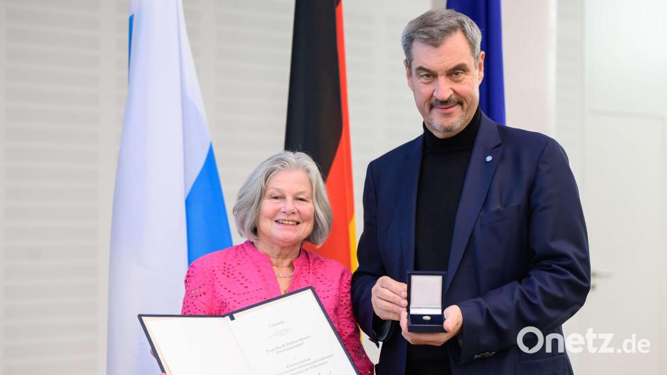 In Nürnberg verleiht Ministerpräsident Markus Söder das Ehrenzeichen an Heidi Dolles-Birner aus Ebermannsdorf. Bild: Timm Schamberger