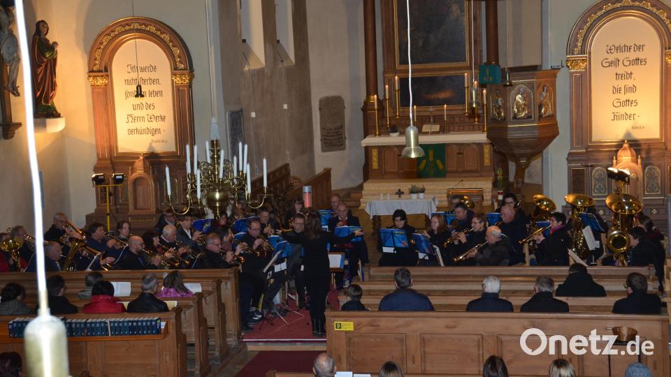 Mit einem prächtigen Bläserkonzert gratulierte der Evangelische Bezirksposaunenchor aus Weiden der Stadt Vohenstrauß zum 900-jährigen Stadtjubiläum. Bild: dob