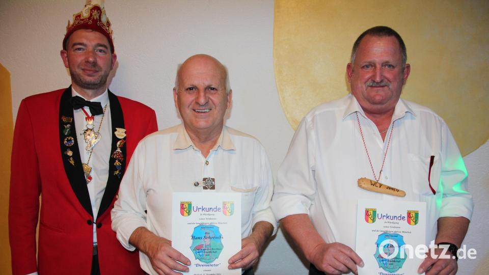 WCV-Präsident Klaus Wegmann (links) ernannte Hans Schrembs und Uwe Libowsky zu Ehrensenatoren des Waldecker Carnevalsvereins. Bild: kro