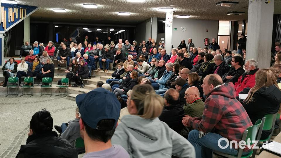 Zahlreiche Bürger von Schönsee stehen der Asylunterkunft sehr ablehnend gegenüber, was die Wortmeldungen zeigen. Bild: Portner