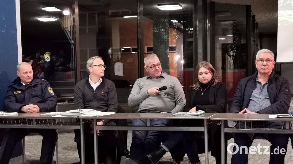 Sie beantworten bei der Bürgerversammlung in Schönsee die Fragen zum Thema Asylunterkunft (von links): Polizeihauptkommissar Werner Linhart sowie von der Regierung der Oberpfalz Sachgebietsleiter Dr. Thomas Thaller, Tobias Beer und Sandra Scharf sowie Unterkunftsleiter Reinhold Stangl. Bild: Portner