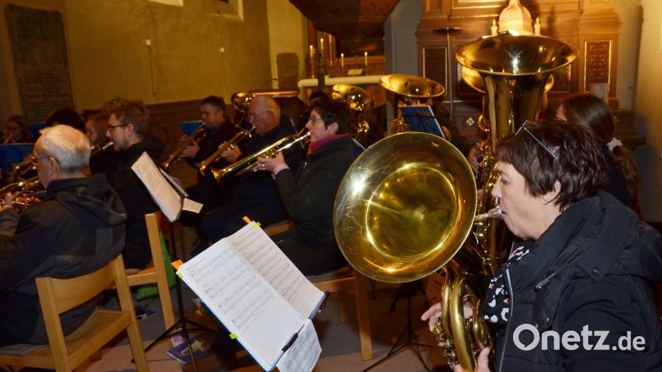 Mit einem prächtigen Bläserkonzert gratulierte der Evangelische Bezirksposaunenchor aus Weiden der Stadt Vohenstrauß zum 900-jährigen Stadtjubiläum. Bild: dob