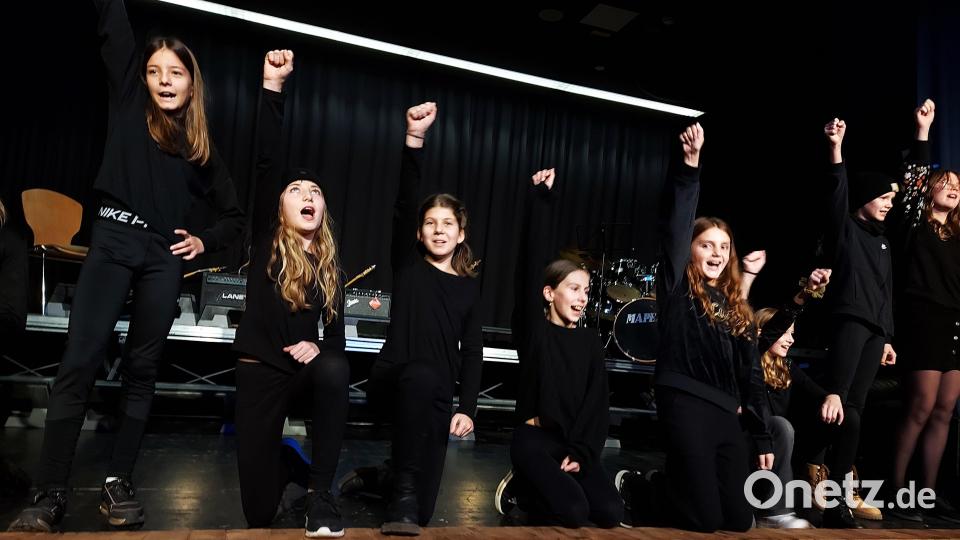 Die jungen Musical-Darsteller überzeugen bei &quot;Schach 2.0&quot; mit einer unbändigen Spielfreude. Bild: lg