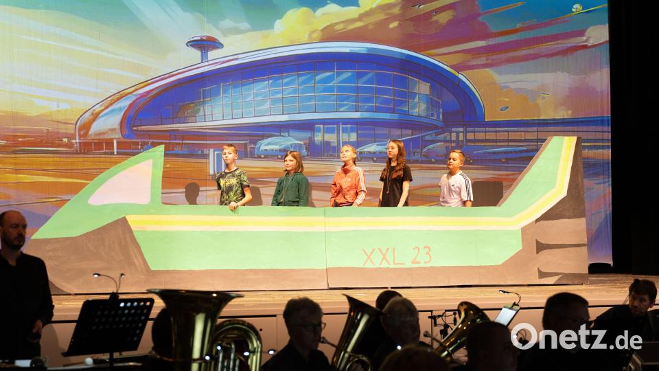 Ein Kindertheater drehte sich um Reisen ins Weltall. Hier sind fünf Freunde, gespielt von Leon Leitgeb, Friederike Windschiegl, Lina Bergler, Elisa Schreyer und Fabian Gebhardt (von links), im Weltraum-Bahnhof zu sehen. Bild: Jakob Czepa/exb