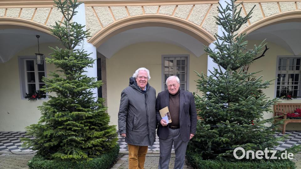 Burkhard Graf Beissel von Gymnich und Bürgermeister Johann Wilhelm (von links) wünschen sich einen gelungenen und friedlichen Weihnachtsmarkt. Bild: wrl