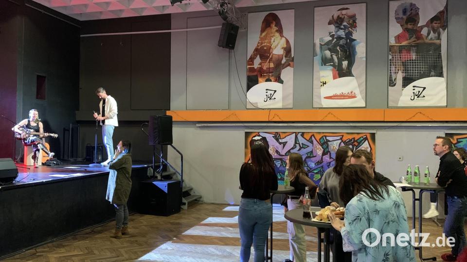 Im großen Saal fand ein Workshop zur Bühnentechnik statt. Bild: dus