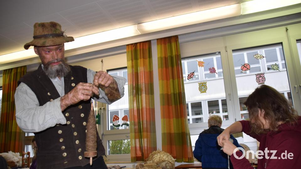 Raphael Fuchs führte vor, wie man vor über 550 Jahren auf der Handspindel Wolle gesponnen hat. Bild: hdk