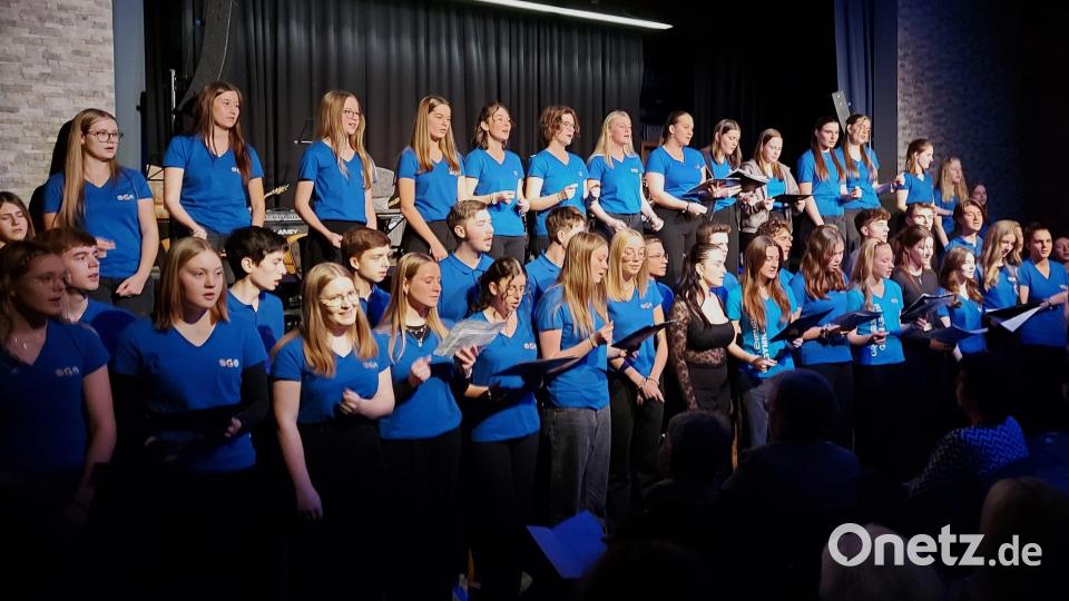Der OGO-Chor, ganz frisch von einem Chortreffen in Norddeutschland zurückgekehrt, überrascht mit einem modernen Gesangsrepertoire. Bild: lg