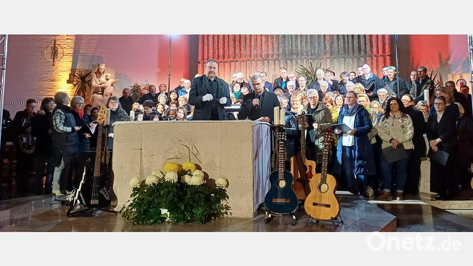 Windischeschenbach musiziert in der Heilig-Geist-Kirche in Neuhaus und viele Bürger lauschen den Darbietungen. Bild: fz
