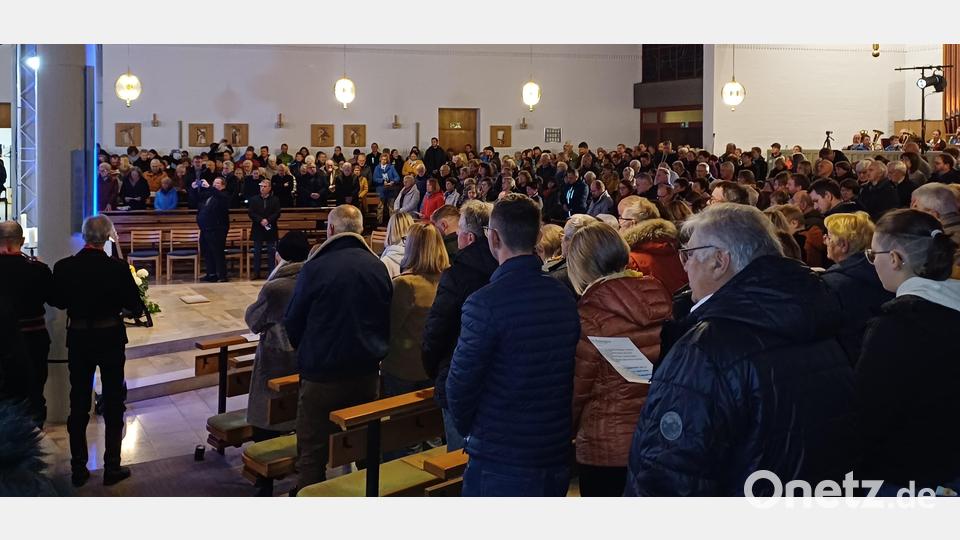 Das Konzert mit allen musizierenden Vereinen kommt gut an. Die Kirchenbänke sind vollbesetzt. Bild: fz