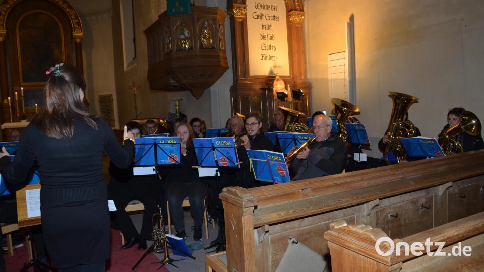 Mit einem prächtigen Bläserkonzert gratulierte der Evangelische Bezirksposaunenchor aus Weiden der Stadt Vohenstrauß zum 900-jährigen Stadtjubiläum. Bild: dob