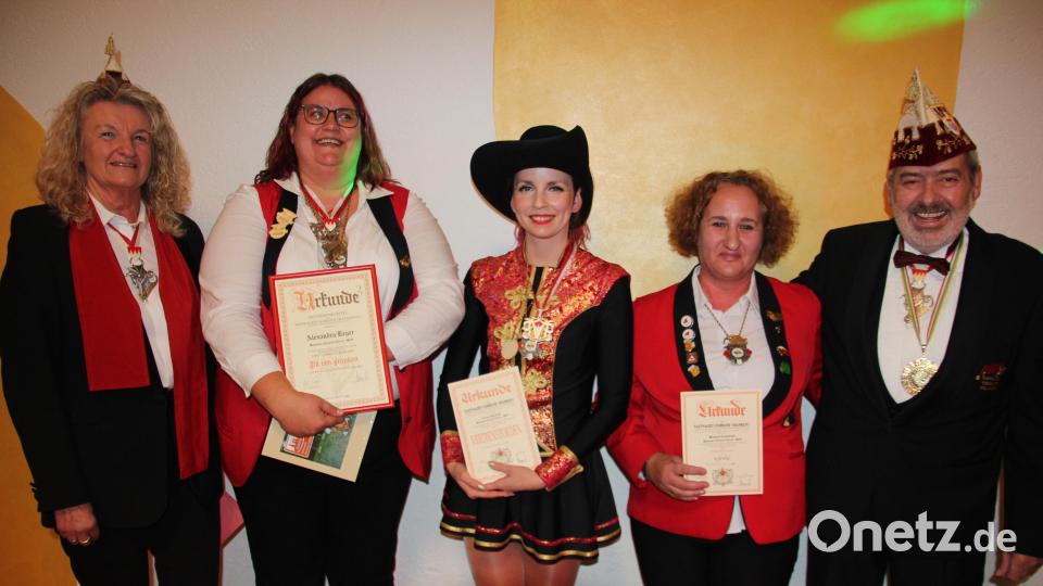 Der Fastnachtsverband Franken mit Birgit Dmitrow (links) und Günter Fennerl (rechts) verlieh hohe Anzeichnungen an Alexandra Reger, Larissa Sollfrank und Michaela Ernstberger (von links). Bild: kro