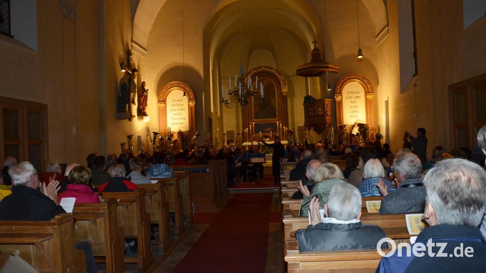 Die Instrumente hoch für ein ausgezeichnetes Bläserkonzert in der evangelischen Stadtkirche am Sonntagabend. Bild: dob