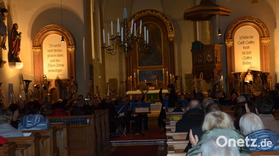 Mit einem prächtigen Bläserkonzert gratulierte der Evangelische Bezirksposaunenchor aus Weiden der Stadt Vohenstrauß zum 900-jährigen Stadtjubiläum. Bild: dob