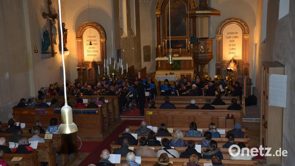 Mit einem prächtigen Bläserkonzert gratulierte der Evangelische Bezirksposaunenchor aus Weiden der Stadt Vohenstrauß zum 900-jährigen Stadtjubiläum. Bild: dob