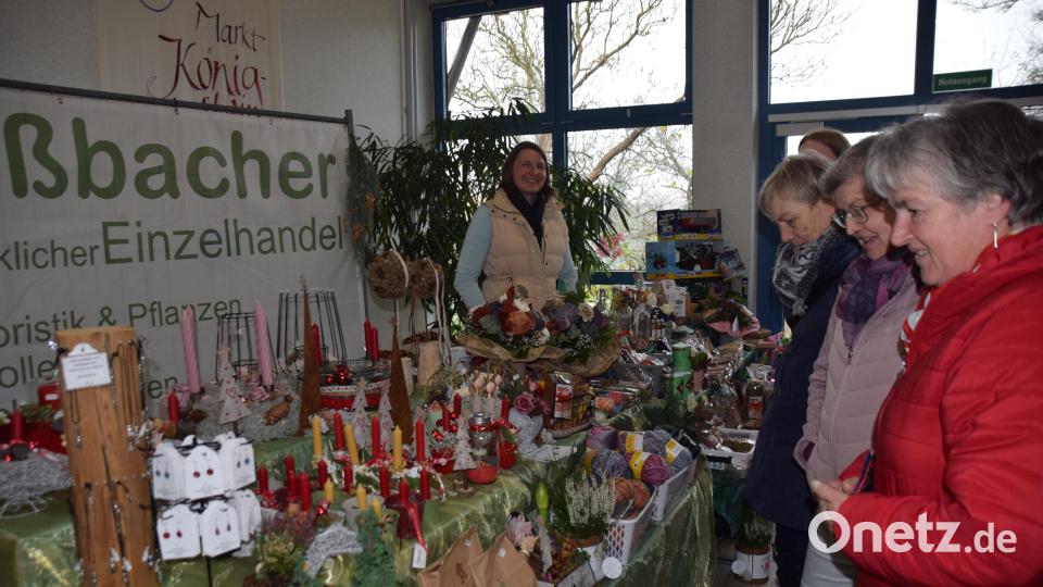 Auch adventliche Gestecke gab es beim Kunsthandwerkermarkt in Königstein zu erwerben. Bild: hdk
