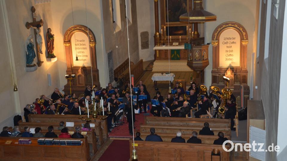 Mit einem prächtigen Bläserkonzert gratulierte der Evangelische Bezirksposaunenchor aus Weiden der Stadt Vohenstrauß zum 900-jährigen Stadtjubiläum. Bild: dob