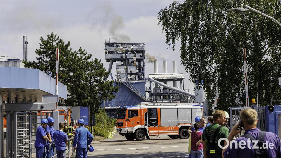 Aus den Kaminen dringt dicker Rauch. Bild: Hösamer