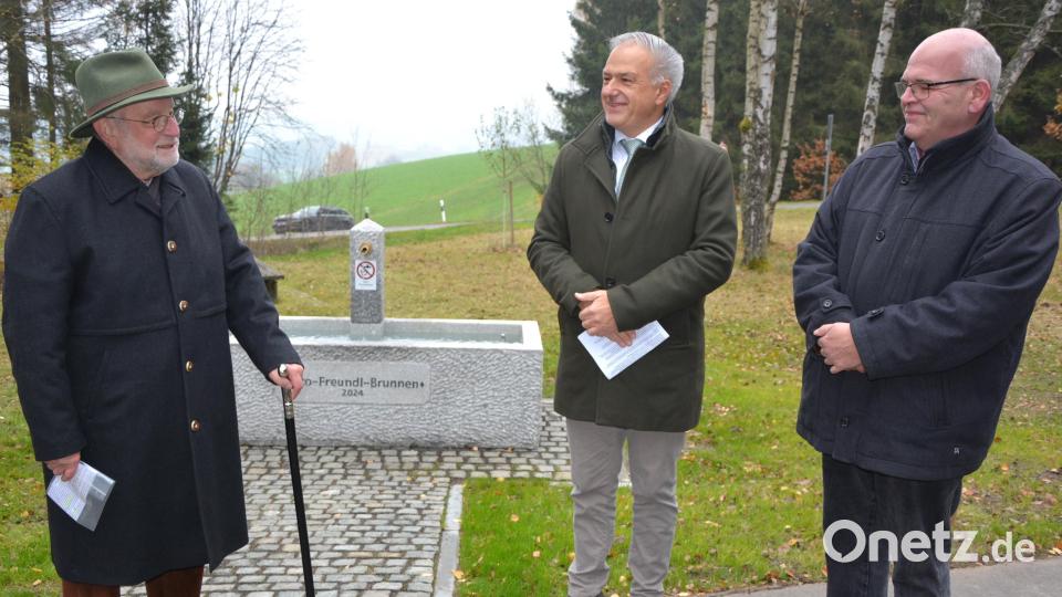 Bernhard Freundl, Landrat Roland Grillmeier und Bürgermeister Klaus Meyer (von links) im Gespräch. Bild: jr
