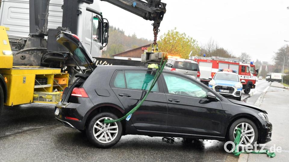 Nach einem Unfall in Poppenricht mussten am Donnerstag, 14. November, die beiden beteiligten Autos abgeschleppt werden. Bild: Petra Hartl