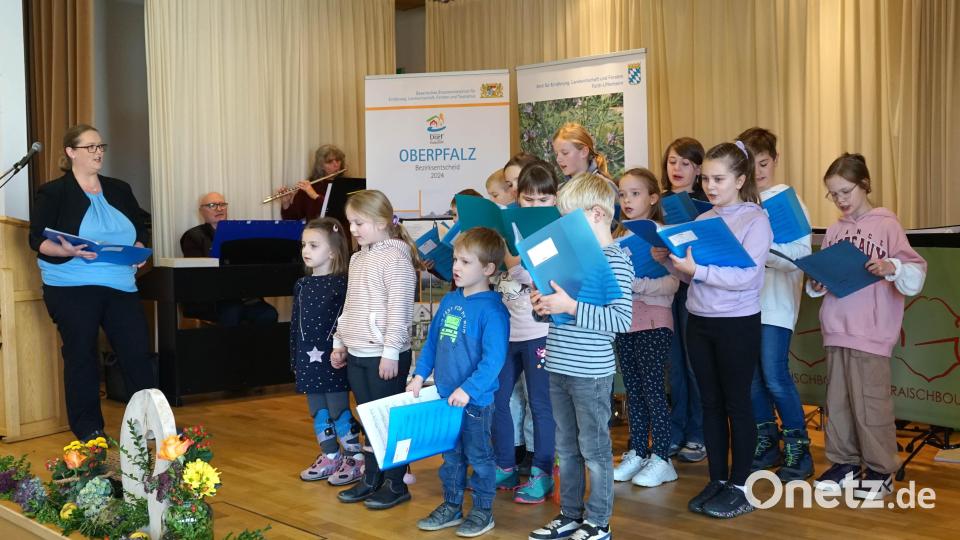 Der Kinderchor von Bad Neualbenreuth pries musikalisch die Vorzüge des Dorfes gegenüber einer Stadt an. Bild: A. Herrmann/AELF FU/exb