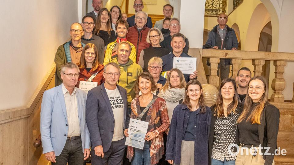 Die Siegerteams und das Organisationsteam mit Bürgermeister Franz Badura (vorne links). Bild: Michael Golinski