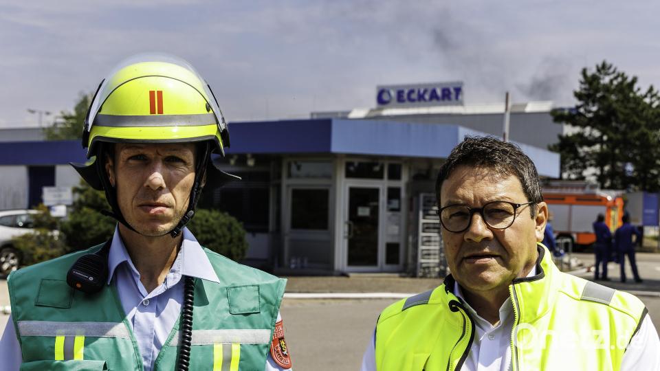 Feuerwehr-Pressesprecher Hans-Jürgen Schlosser (links) und Wackersdorfs Bürgermeister Thomas Falter geben erste Informationen. Bild: Hösamer
