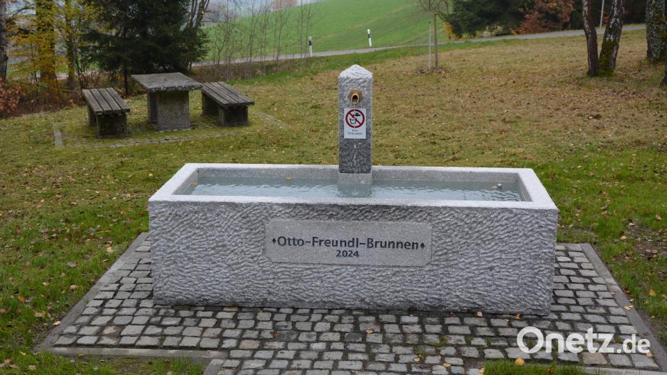 Neu ist der Otto-Freundl-Brunnen an der Kreisstraße 15 auf Höhe der Abzweigung nach Motzersreuth. Bild: jr