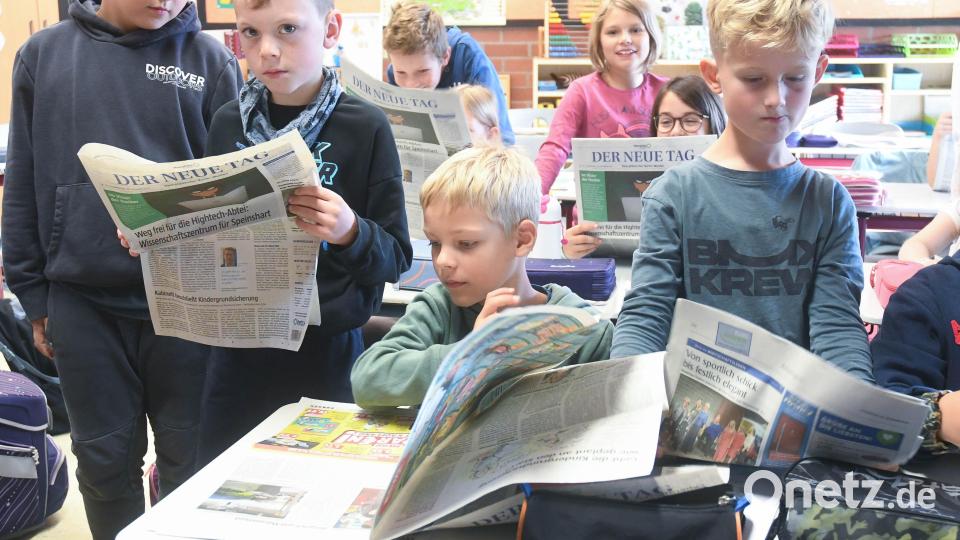 Schüler der Clausnitzer Grundschule in Weiden lesen den Neuen Tag. Bild: Gabi Schönberger