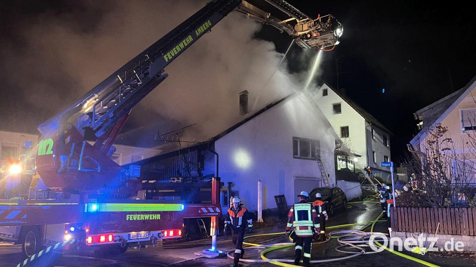 Rund 110 Einsatzkräfte rückten zu einem Dachstuhlbrand nach Heimhof in der Gemeinde Ursensollen aus. Bild: Feuerwehr Ursensollen/exb