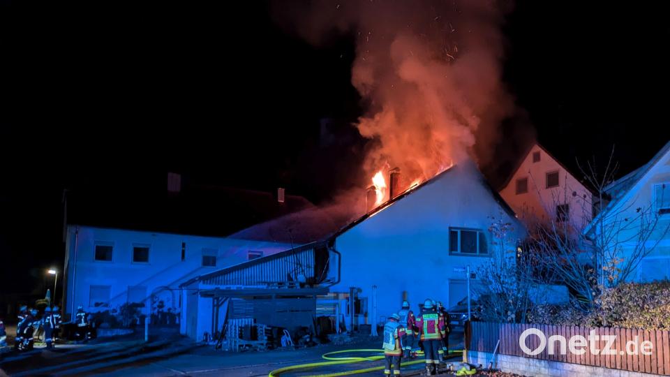 Flammen loderten aus dem Dachstuhl des Hauses in Heimhof. Bild: Feuerwehr Ursensollen/exb