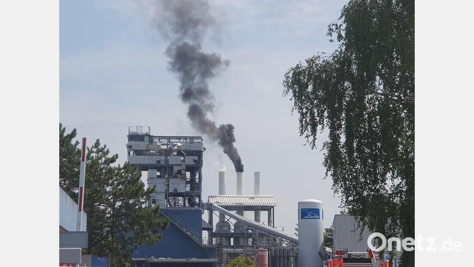 Auf dem Gelände eines Industriebetriebs in Wackersdorf ist ein Feuer ausgebrochen. Bild: Hösamer
