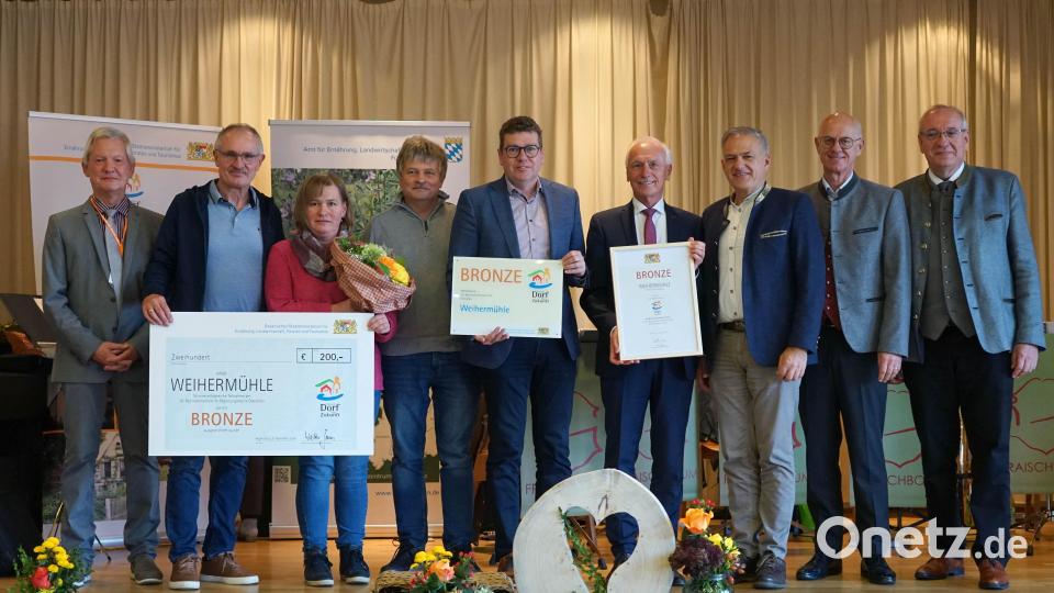 Bronze vergab die Jury um Josef Hofbauer (links) an Weihermühle. Die entsprechende Urkunde nahm Neusorgs Bürgermeister Peter König (Vierter von rechts) in Empfang. Bild: A. Herrmann/AELF FU/exb