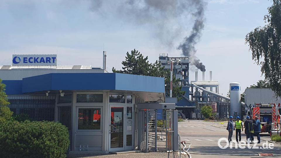 Die Rauchschwaden aus den Kaminen sind weithin zu sehen und zu riechen. Bild: Hösamer