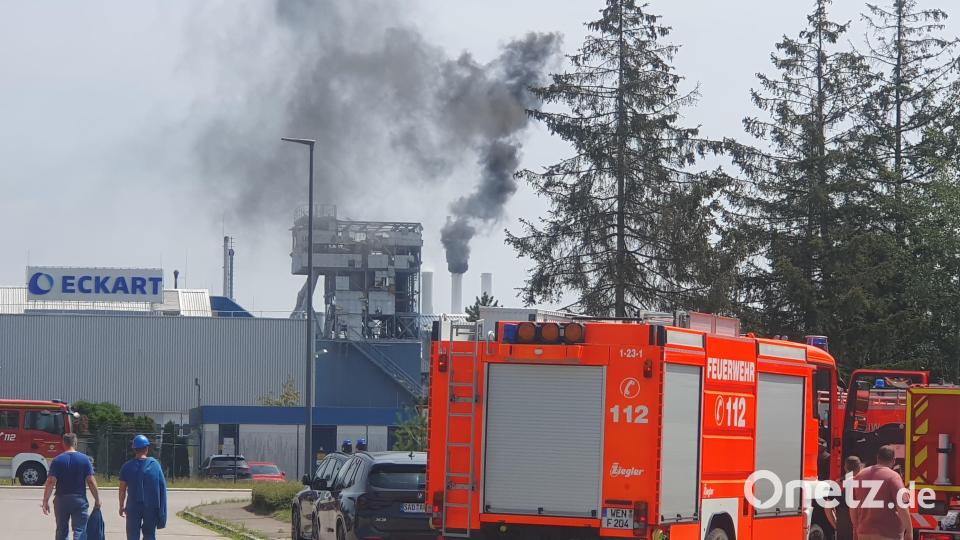 Auf dem Gelände eines Unternehmens in Wackersdorf ist am Samstagvormittag ein Feuer ausgebrochen. Bild: Hösamer