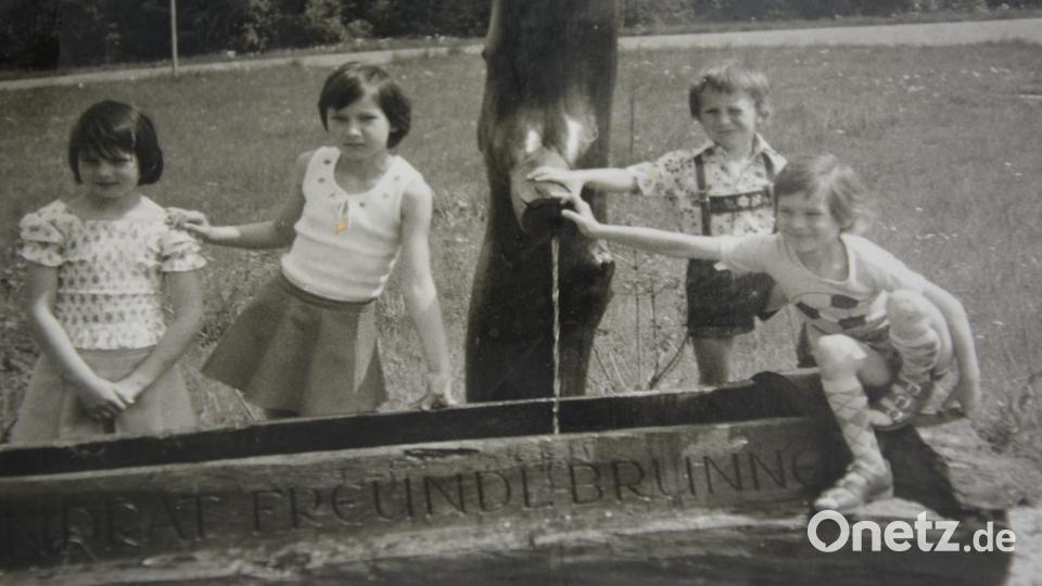 Ein Bild des ehemaligen Landrat-Freundl-Brunnens aus den 1970er Jahren, das spielende Kinder zeigt. Repro: Archiv Bernhard Freundl