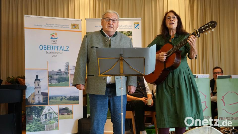 Das „Neualbenreuther Zwio&quot; gab dem Festakt mit dem Lied „Doktor Wald“ einen passenden Abschluss. Bild: A. Herrmann/AELF FU/exb