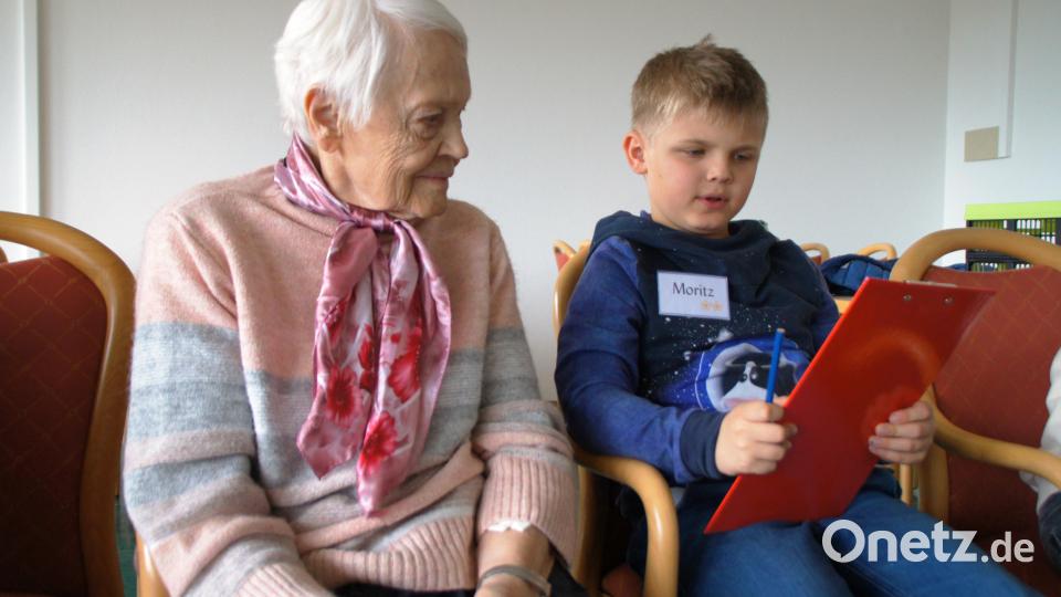 Die Schüler haben sich im Vorfeld Fragen überlegt, die sie nun der älteren Generation stellen. Bild: sir