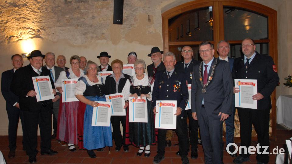 Zahlreiche Bürgerinnen und Bürger aus Schmidmühlen erhielten die Ehrenurkunde in Gold. Bild: pop