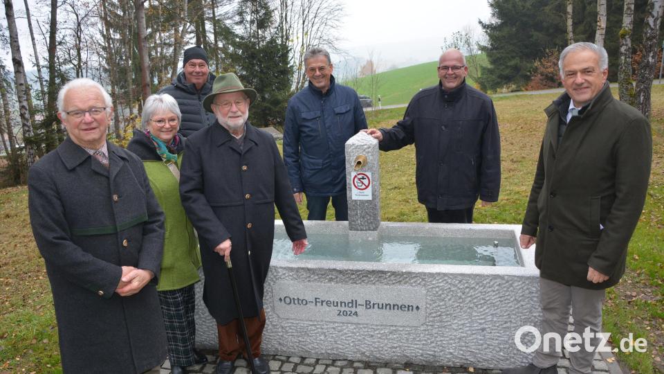 Familie und Politiker freuen sich über den neuen Otto-Freundl-Brunnen. Bei der Einweihung waren unter anderem die Söhne Christoph Freundl (links) und Bernhard Freundl (Vierter von links) dabei. Bild: jr