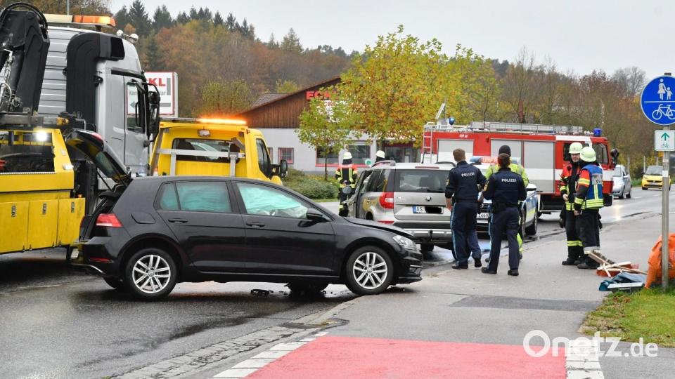 In Höhe der Einfahrt Bubenhöhe stießen am Donnerstag, 14. November, zum Autos zusammen, was zu einer kompletten Sperrung der Rosenberger Straße (Staatsstraße 2040) führte. Bild: Petra Hartl
