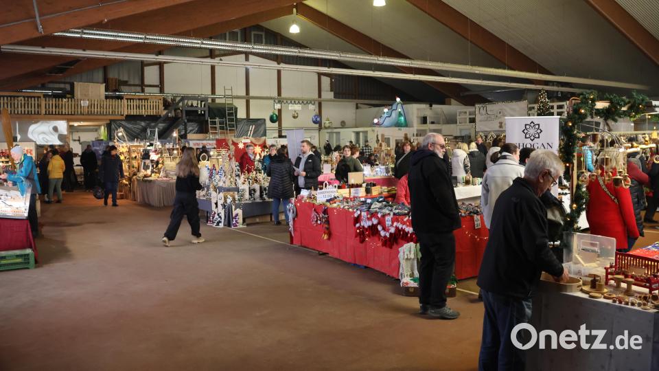 In der großen Halle hinter dem Dekohäusl hatten zahlreiche Anbieter ihre Waren ausgestellt. Bild: rpp