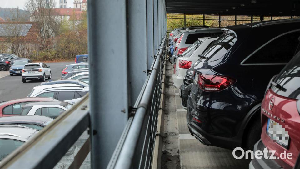 Dass kein einziger Stellplatz im zweistöckigen Parkdeck mehr frei ist, kommt nahezu täglich vor. Hier geht es zu wie im Taubenschlag. Bild: Wolfgang Steinbacher