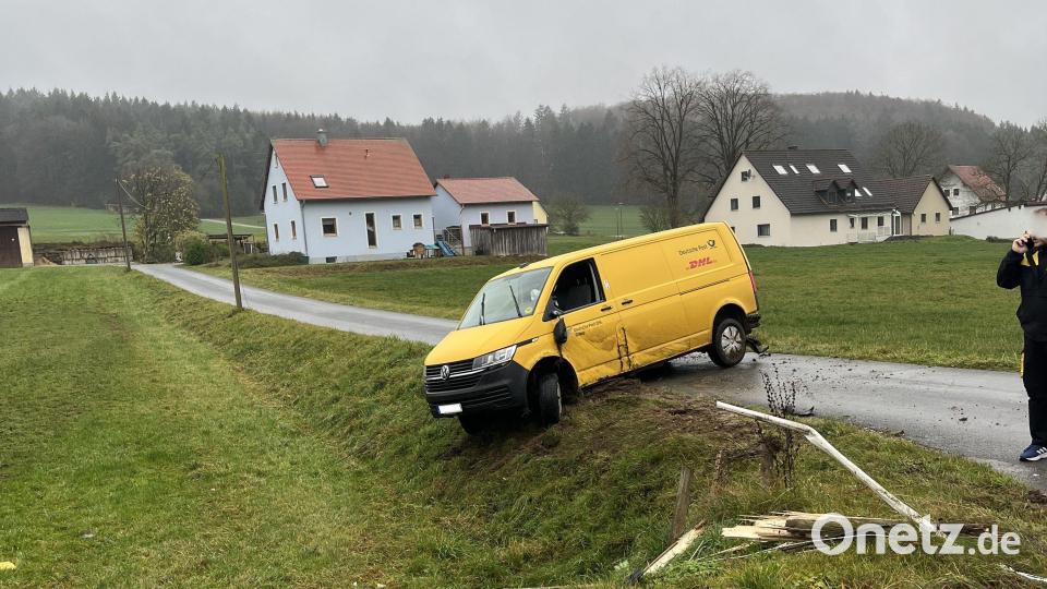 Nach einem Unfall in Einsricht liegt der Schaden bei rund 20000 Euro. Bild: PI Sulzbach-Rosenberg