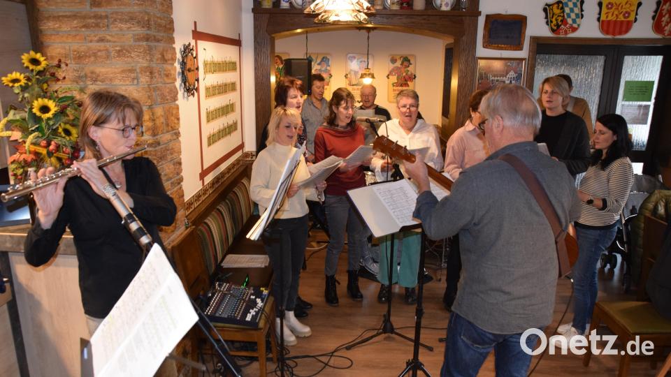 Die Kirchenband Ökurhythmics gestaltete den Gottesdienst im Wirtshaus musikalisch perfekt. Bild: hdk