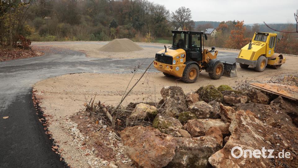 Noch laufen die restlichen Arbeiten, ab Dezember soll der neue Mitarbeiterparkplatz mit 65 Stellplätzen hinter dem Hubschrauberlandeplatz die Parkplatznot rund um das Krankenhaus lindern. Bild: Wolfgang Steinbacher